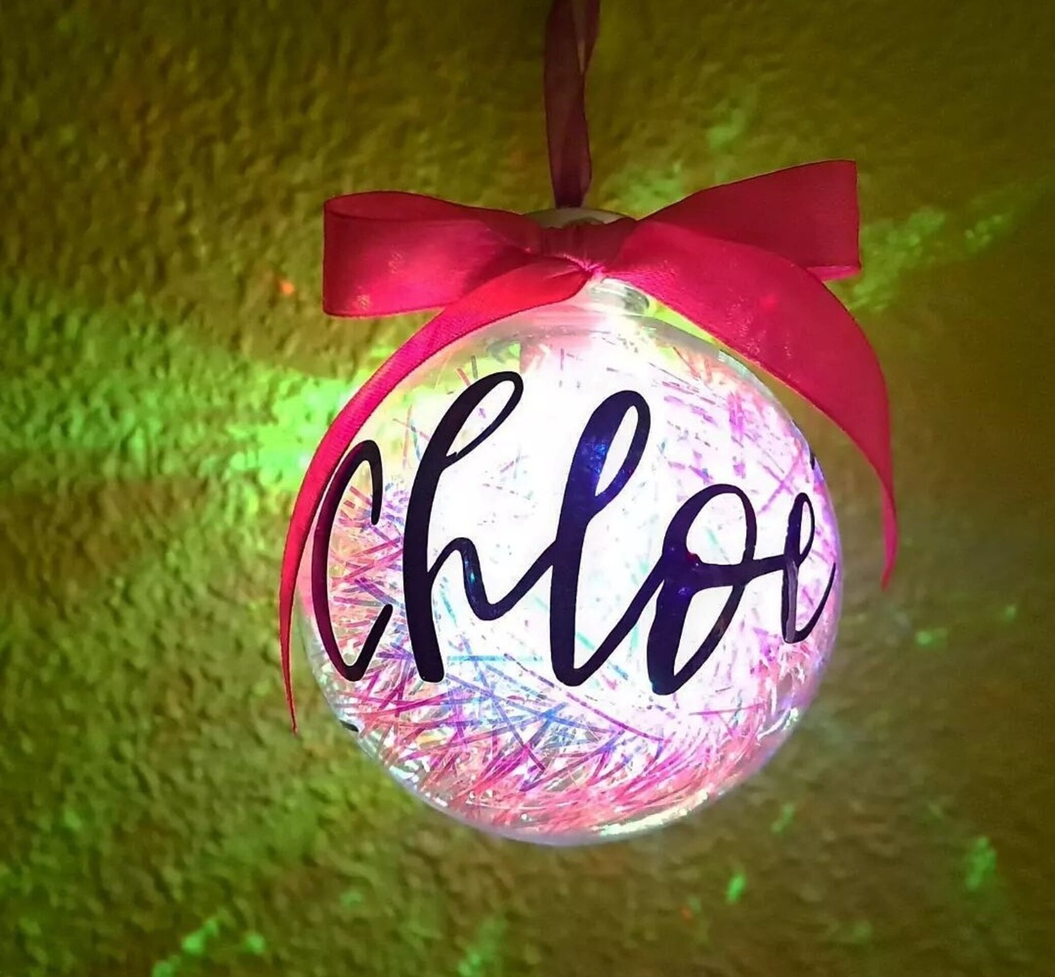 Bola de navidad con luz y espumillón de colores - 1