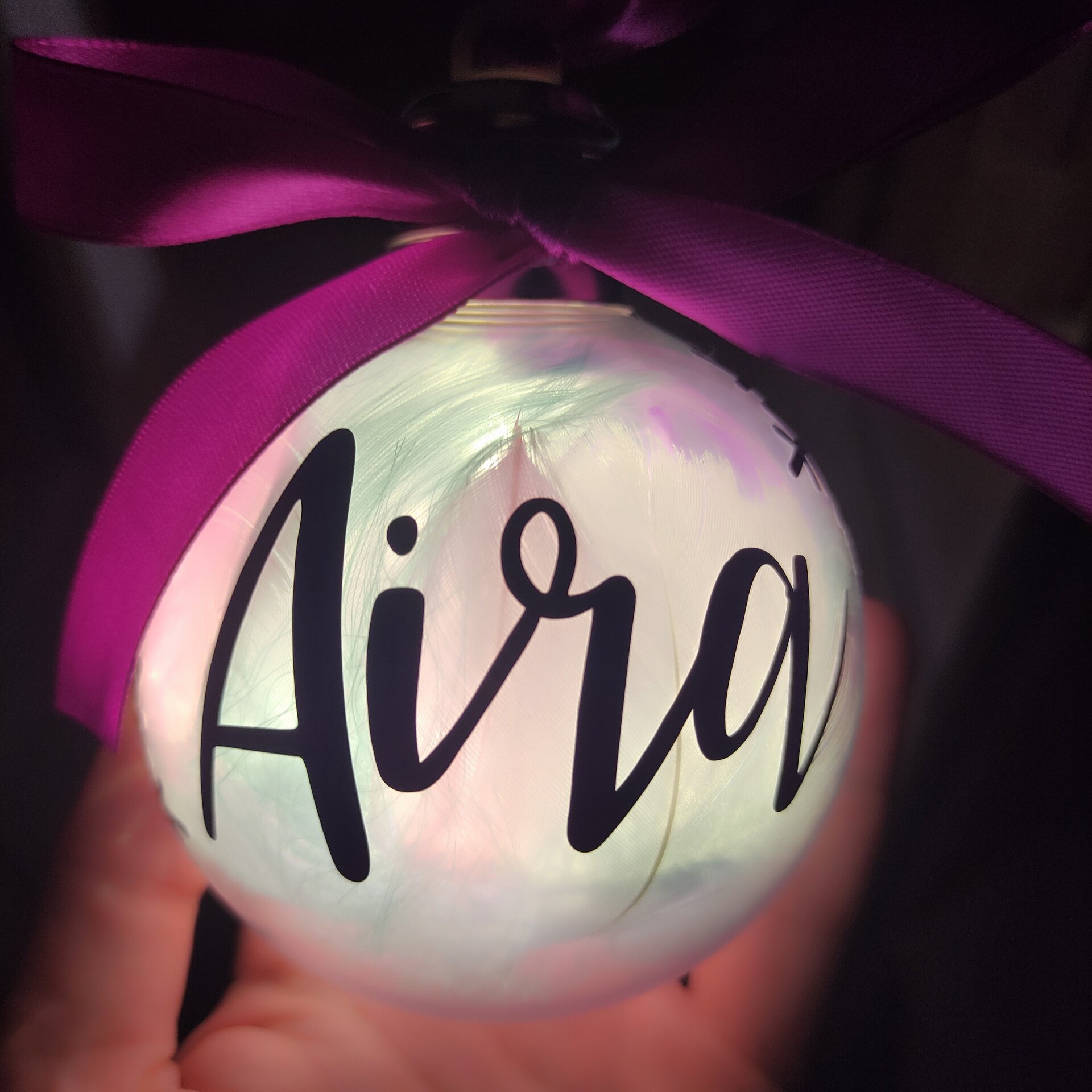 Bola de navidad con luz y plumas - 1